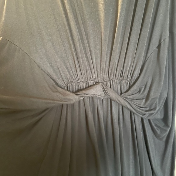 Elegant Black Sleeveless Dress - Picture 2 of 3